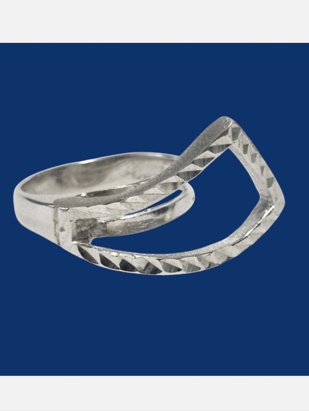 Unique Sterling Silver Diamond-cut Ring size 6